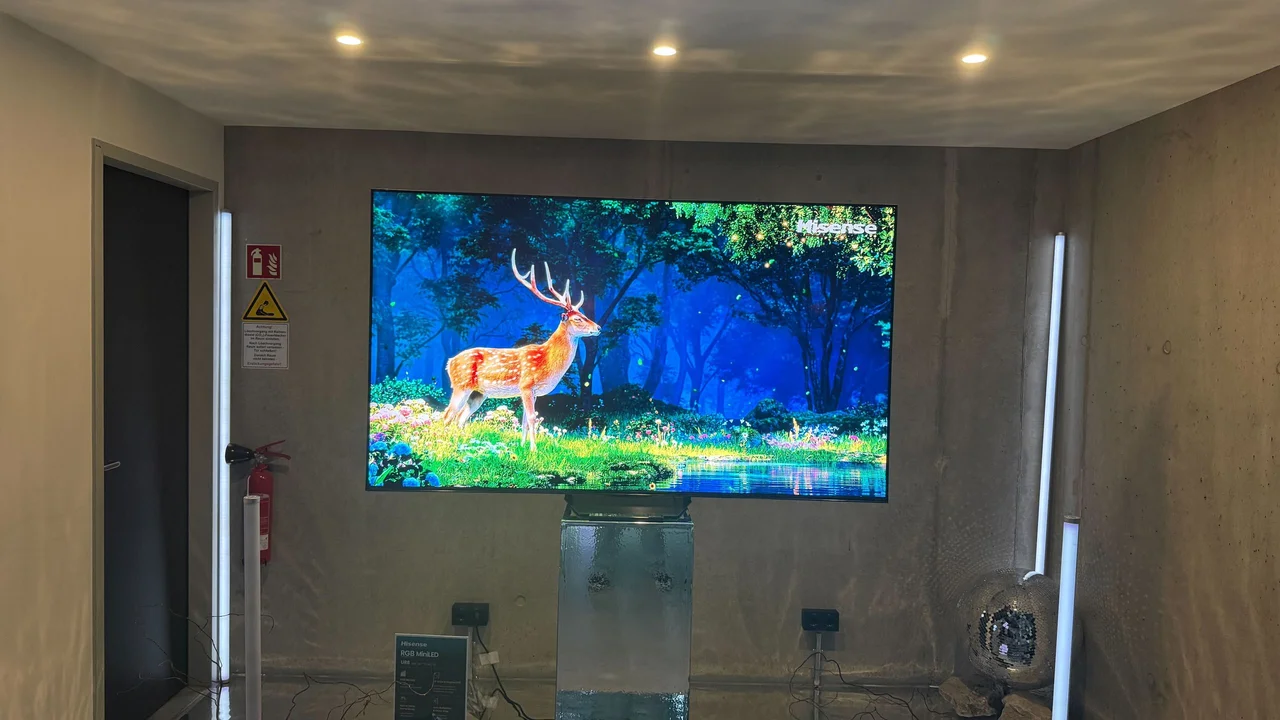 Hisense UR8 RGB MiniLED TV